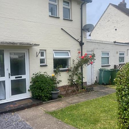 House Number 8 Sleeps Up To 6 People With Smart Tvs In Every Room Wellington  Eksteriør billede