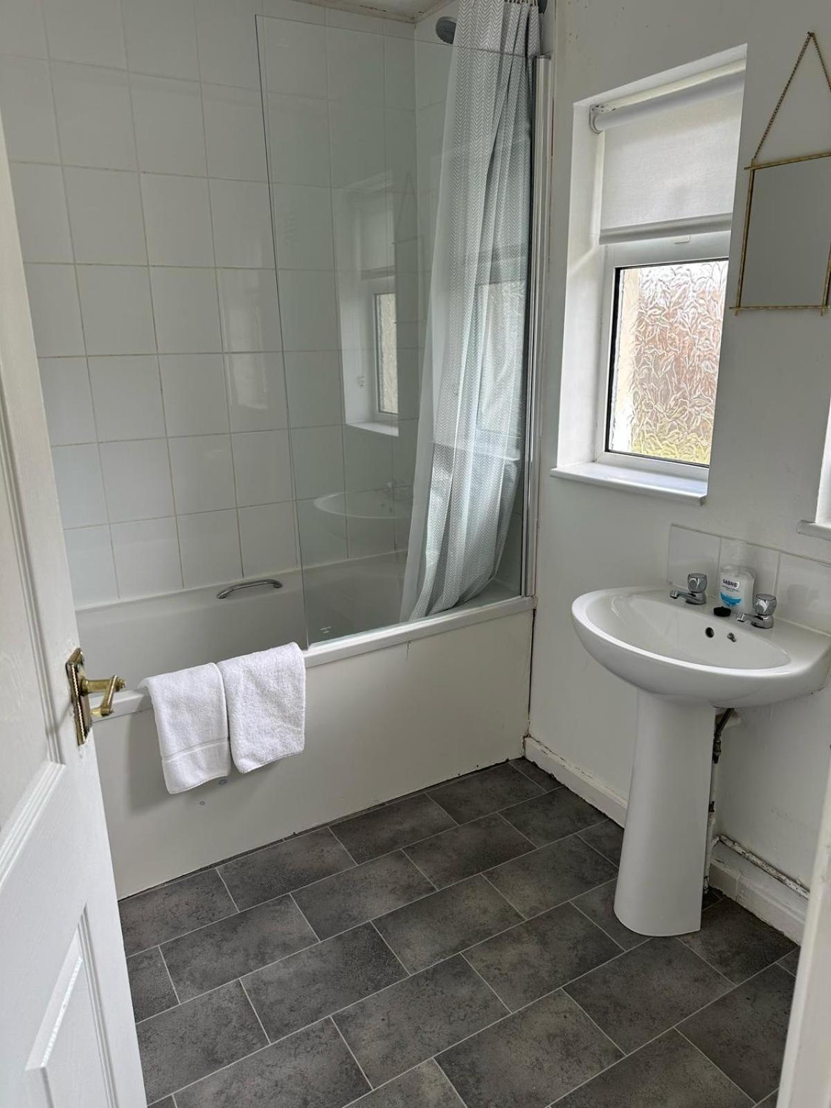 House Number 8 Sleeps Up To 6 People With Smart Tvs In Every Room Wellington  Eksteriør billede