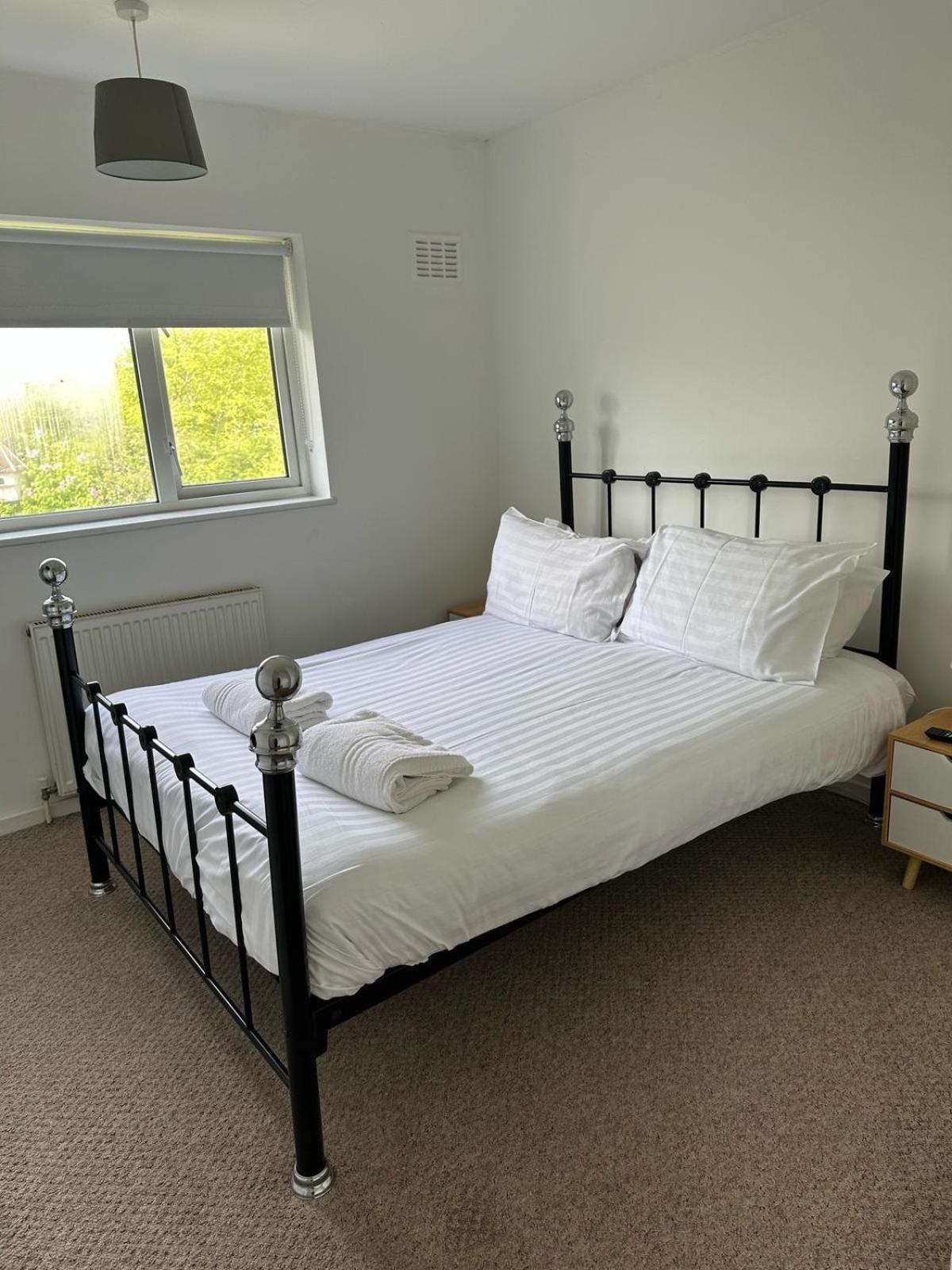 House Number 8 Sleeps Up To 6 People With Smart Tvs In Every Room Wellington  Eksteriør billede