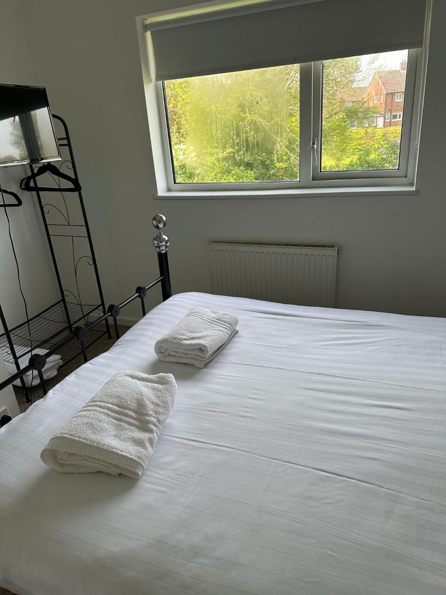 House Number 8 Sleeps Up To 6 People With Smart Tvs In Every Room Wellington  Eksteriør billede